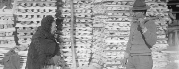 elderly French woman talks to Fijian soldier in WW1